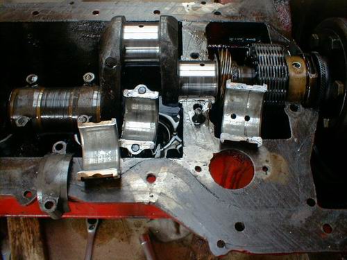 Geffnete Pleuel- und Hauptlager. Zu sehen sind die Schleifspuren in den verschlissenen Lagerschalen, die zu den Metallspnen im lsumpf fhrten.