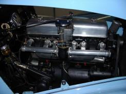 Eingebauter Motor mit Vergaser. Der Wagen luft seit 2001 anstandslos.