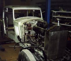 Der Rolls Royce in zur Lackierung abgerstetem Zustand. Die Karosserie war schon damals aus Aluminium.
