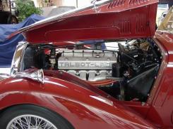 Ein Blick auf den sportlichen Motor, der bis zu 180 km Spitze bringen kann, sich aber rauh fährt. Ein Blick auf den sportlichen Motor, der bis zu 180 km Spitze bringen kann, sich aber rauh fährt.