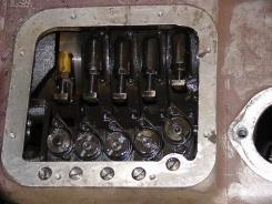 Getriebebox von Wilson in geöffnetem Zustand von oben. Zu sehen sind die Einstellschrauben der einzelnen Planetenbremsbacken. Getriebebox von Wilson in geöffnetem Zustand von oben. Zu sehen sind die Einstellschrauben der einzelnen Planetenbremsbacken.