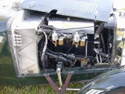 Motor mit Doppelvergaseranlage.