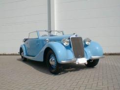 Ein wunderschnes Cabrio, das im Verlauf der Restaurierung des Motors und vieler Detailarbeiten den Zustand 1 erreichte und bis heute hlt.
